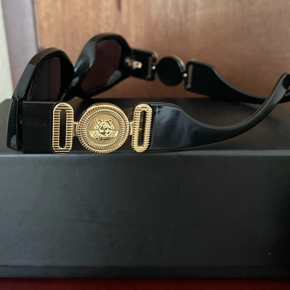 VERSACE Vintage Sunglasses with Medusa logo Embossed Case, Black Unisex Mod 4049